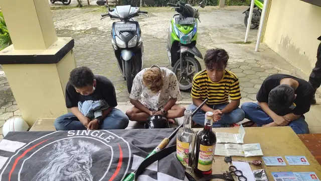 Wisatawan ditangkap gara-gara membawa pil sapi dan sajam, di Gunungkidul. (Foto: Liputan6.com/Hendro Ary Wibowo)