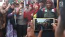 Kapolda Metro Jaya Irjen Gatot Eddy Pramono foto bersama warga saat meninjau persiapan TPS di Kampoeng Pemilu Nusantara, Depok, Jawa Barat, Selasa (16/4). Peninjauan tersebut untuk memastikan persiapan dan keamanan penyelenggaraan pemilu serentak 17 April 2019. (Liputan6.com/Immanuel Antonius)