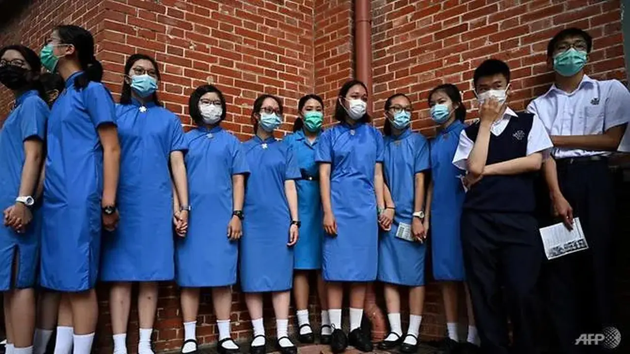 Ratusan siswa sekolah menengah membentuk rantai manusia di distrik-distrik seluruh Hong Kong. (AFP)