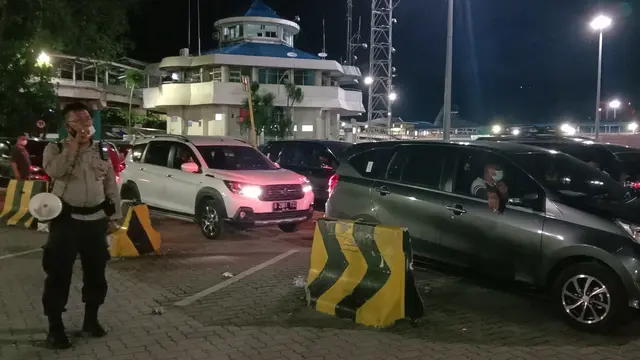 Ipda Usep, Personil Polres Cilegon Ingatkan Penumpang Di Pelabuhan Merak, Kota Cilegon, Banten, Untuk Terapkan Prokes Covid-19. (Kamis,24/12/2020). (Yandhi Deslatama/Liputan6.com).