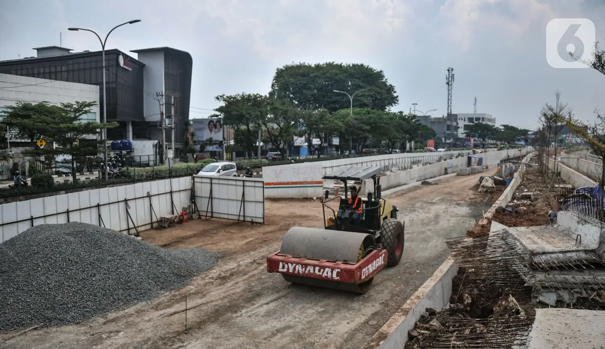 Aktivitas pekerja saat menyelesaikan proyek pembangunan lintas bawah atau underpass di Jalan Dewi Sartika, Depok, Jawa Barat, Minggu (27/11/2022). Pengerjaan underpass yang memiliki panjang penanganan 970 meter dengan panjang lintas bawah 470 meter nantinya diharapkan dapat mengurai kemacetan yang kerap terjadi di sekitar perlintasan sebidang. (merdeka.com/Iqbal S. Nugroho)