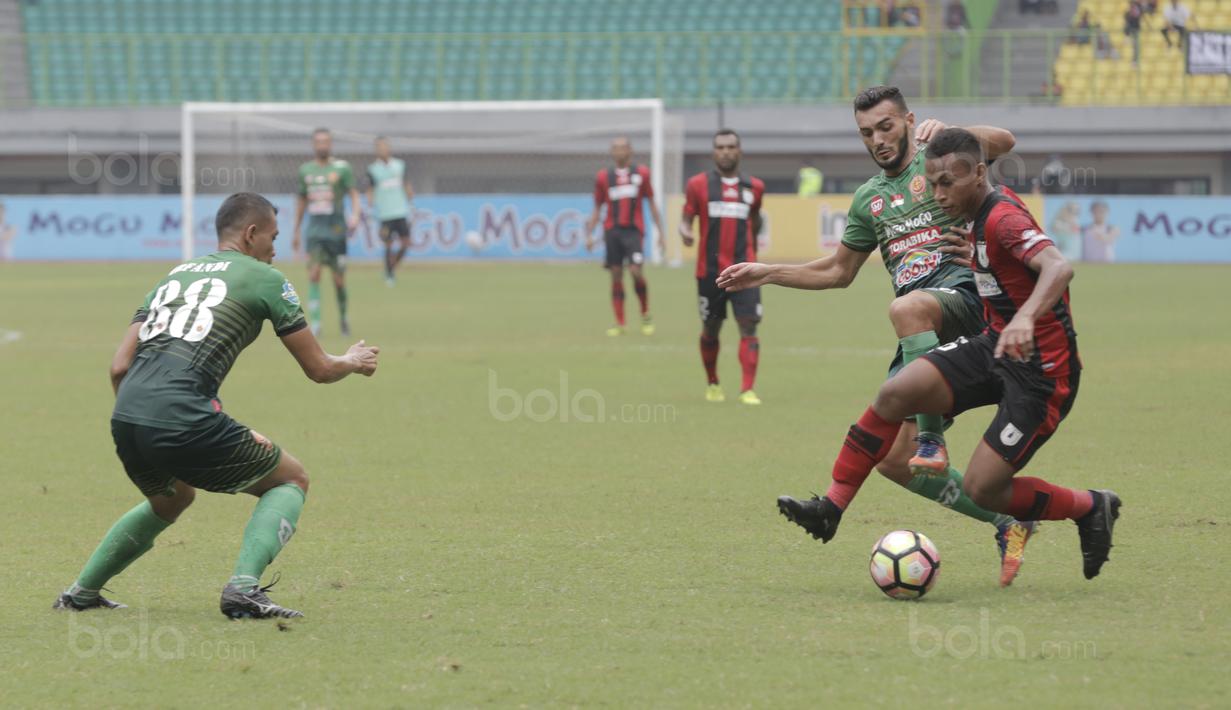 Aksi pemain Persipura Jayapura, Osvaldo Haay  melewati adangan para pemain PS TNI pada lanjutan Liga 1 2017 di Stadion Patriot, Bekasi (4/11/2017). PS TNI menang 2-1. (Bola.com/Rizal Febriansyah)