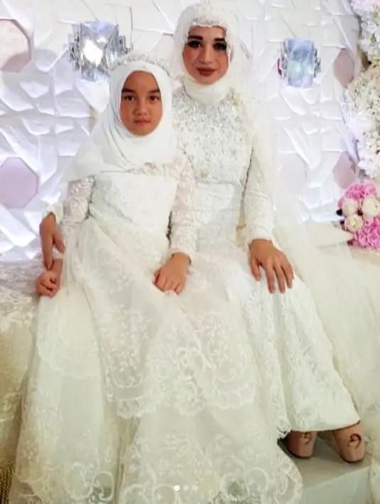 Pemeran cantik Laudya Cynthia Bella resmi menjadi istri dari Engku Emran. Pernikahan pasangan ini baru saja di gelar di negara asal sang suami, Malaysia. (Instagram/officialhlive)