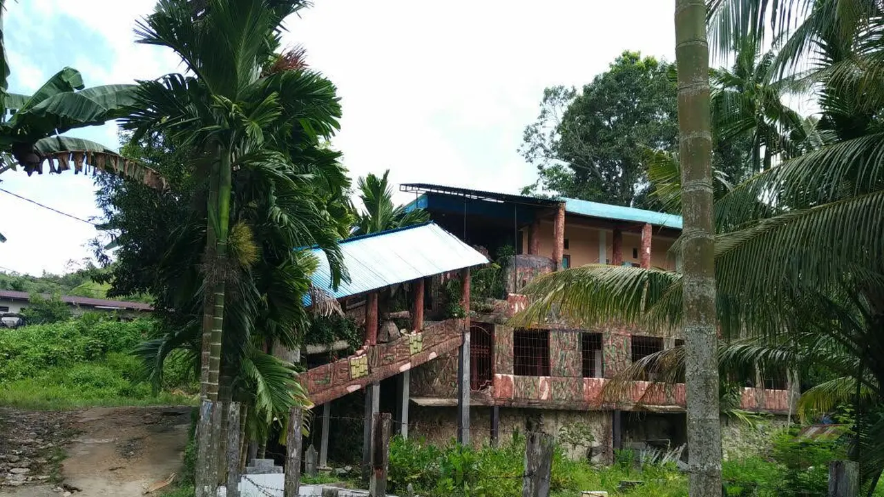 Kuburan Kelilingi Rumah Megah Bidan Jagal di Sorong