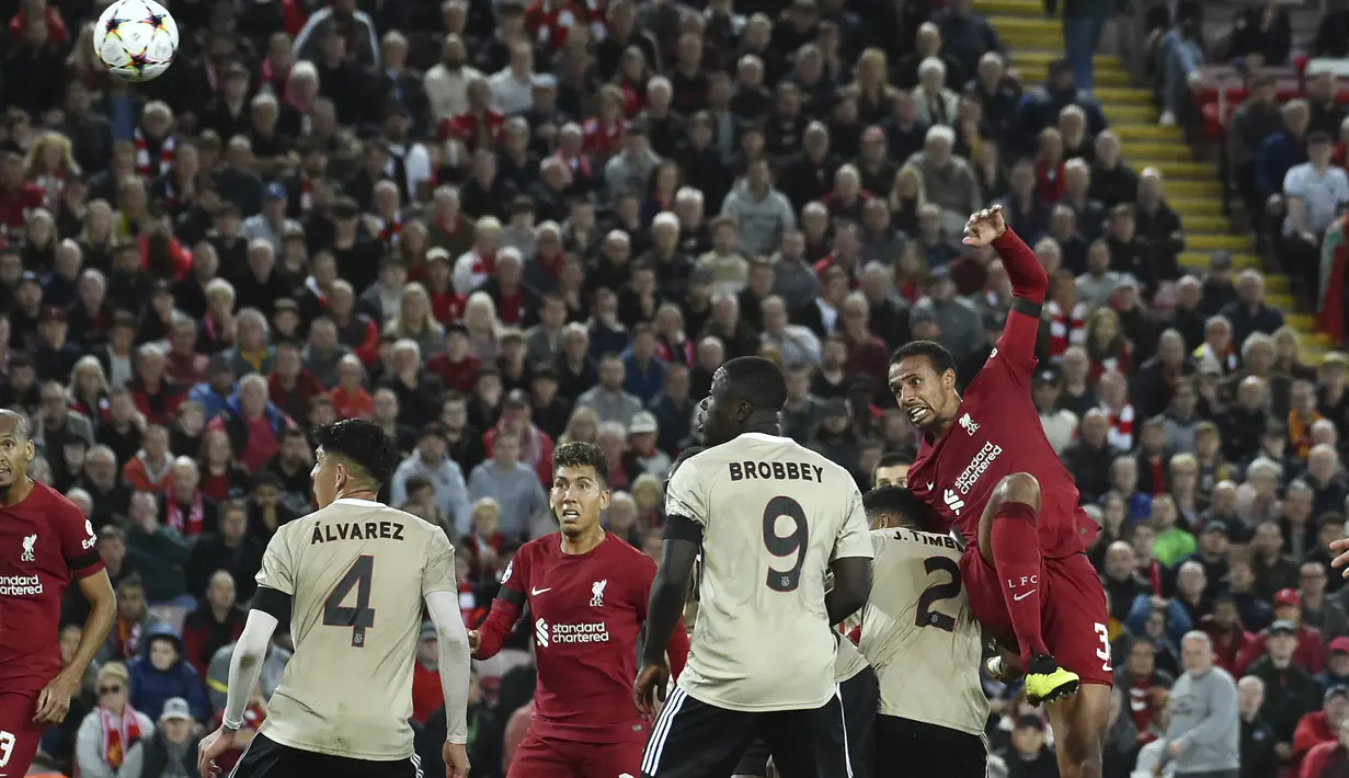 Bek Liverpool Joel Matip mencetak gol kedua untuk timnya ke gawang Ajax Amsterdam pada pertandingan kedua Grup A Liga Champions 2022/2023 di Stadion Anfield, Rabu (14/9/2022) dini hari WIB. Liverpool menang susah payah saat menjamu Ajax berkat gol menit akhir bek Joel Matip. (AP Photo/Rui Vieira)