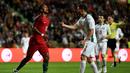 Ekspresi pemain Portugal, Luis Nani (kiri), setelah gagal memanfaatkan peluang di depan gawang Bulgaria dalam pertandingan persahabatan di Stadion Magalhaes Pessoa, Leiria, Portugal, (25/3/2016). Bulgaria menang 1-0.  (AFP/Francisco Leong)