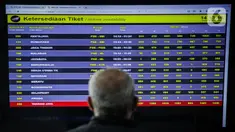 Calon penumpang melihat papan informasi ketersediaan tiket di Stasiun Senen, Jakarta, Senin (9/3/2020). Tiket kereta api reguler masa angkutan Lebaran mulai diburu calon penumpang. (Liputan6.com/Faizal Fanani)