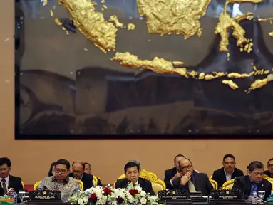 Ketua DPR Setya Novanto memimpin rapat konsultasi fraksi DPR dengan pemerintah di Gedung Komisi V, Kompleks Parlemen, Senayan, Jakarta, Rabu (29/3). Rapat konsultasi tersebut membahas Reforma Agraria dan Redistribusi aset. (Liputan6.com/Johan Tallo)