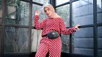 Gaya Liburan Warna-warni yang Bikin Awet Muda, Ini 7 Outfit Hijab Paling Nyaman