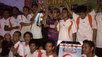 Emmy Saelan FC meraih juara turnamen Piala Wali Kota Makassar setelah mengandaskan Bina Asih FC 4-3 (1-1), Sabtu (5/12/2015) di lapangan Hasanuddin Makassar. (Bola.com/Ahmad Latando)