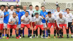 Legenda Timnas Indonesia foto bersama sebelum pertandingan melawan pengurus PSSI pada Tribute Match Ricky Yacobi di Stadion Madya Gelora Bung Karno, Jakarta (16/12/2020). PSSI mengapresiasi dan berterima kasih yang sudah menggelar acara tribute dan pertandingan amal. (Liputan6.com/Pool/Askrindo)