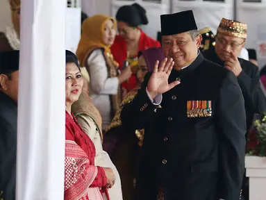 Presiden RI ke-6, Susilo Bambang Yudhoyono (SBY) melambaikan tangan saat menghadiri upacara peringatan kemerdekaan ke-72 di Istana Merdeka, Jakarta, Kamis (17/8). SBY datang bersama Ibu Ani Yudhoyono. (Liputan6.com/Pool)