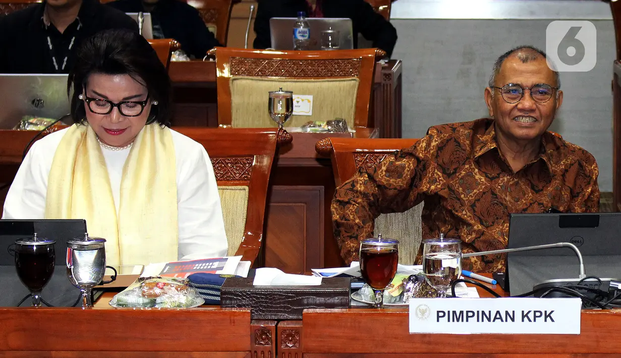 Ketua KPK Agus Rahardjo didampingi Wakil Ketua KPK Basaria Pandjaitan saat akan mengikuti rapat dengan Komisi III DPR RI di kompleks Parlemen, Jakarta, Rabu (27/11/2019). Rapat membahas evaluasi kinerja KPK masa kerja 2015-2019. (Liputan6.com/Johan Tallo)