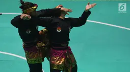 Pasangan pesilat Indonesia, Ayu Sidan Wilantari dan Ni Made Dwiyanti tampil dalam babak final ganda putri pencak silat seni Asian Games 2018 di Padepokan Pencak Silat TMII, Rabu (29/8). Pasangan ini menyabet medali emas. (Merdeka.com/ Imam Buhori)