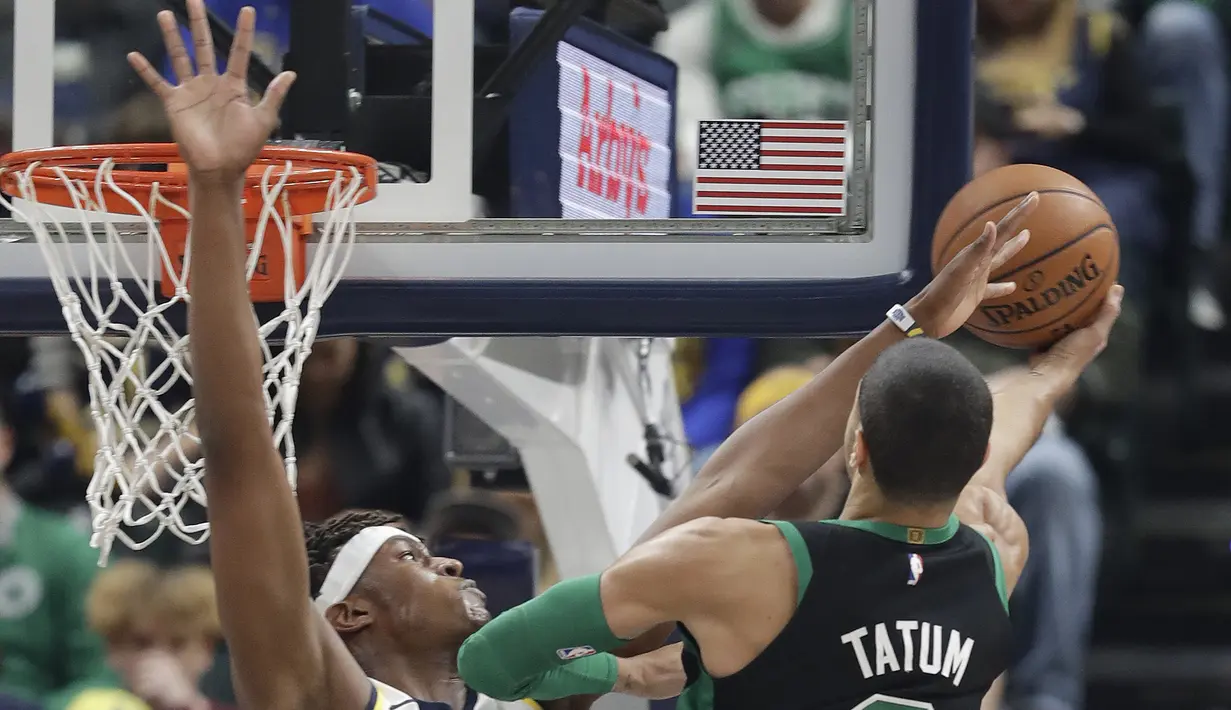 Aksi pemain Boston Celtics, Jayson Tatum (kanan) mencetak poin saat diadang pemain Indiana Pacers, Myles Turner pada lanjutan NBA basketball game di Bankers Life Fieldhouse, Indianapolis, (25/11/2017). Boston Celtics menang 108-98. (AP/Darron Cummings)