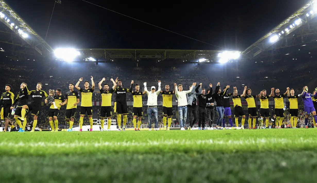 Para pemain Dortmund merayakan gelar juara Piala Super DFL setelah mengalahkan Bayern Munchen di Stadion Signal Iduna, Dortmund, Sabtu (3/8). Dortmund menang 2-0 atas Munchen. (AFP/Ina Fassbender)