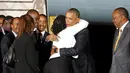 Presiden AS, Barack Obama (kedua kanan) memeluk saudara tirinya yang di saksikan oleh Presiden Kenya Uhuru Kenyatta (kanan) saat di bandara intenasional Kenyatta, Nairobi, Kenya, (24/7/2015). (REUTERS/Jonathan Ernst)