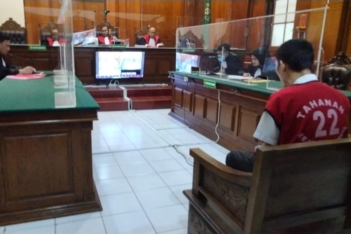 Roy terdakwa pembunuhan mahasiswi Ubaya di sidang di PN Surabaya. (Dian Kurniawan/Liputan6.com)