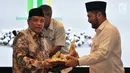 Dirut Bulog Budi Waseso secara simbolis memberikan bahan pokok kepada Ketua Umum PBNU Said Aqil Siroj saat peluncuran Rumah Pangan Santri di Gedung PBNU, Jakarta, Rabu (3/10). (Merdeka.com/Iqbal S. Nugroho)