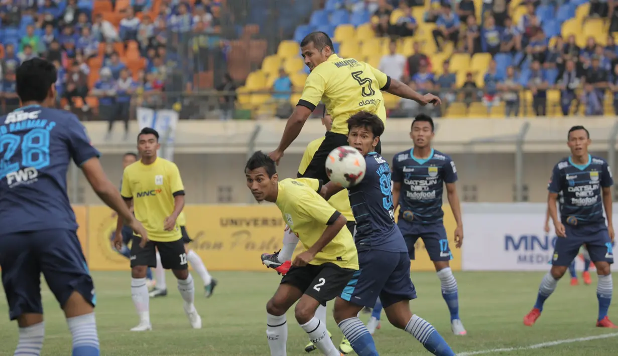 Striker Persib Bandung, Yandi Sofyan duel udara dengan pemain Malaysia All Stars pada laga persahabatan di Stadion Si Jalak Harupat, Bandung, Sabtu (24/10/2015). (Bola.com/Nicklas Hanoatubun)