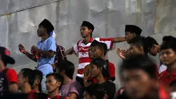 K-Conk Mania tetap semangat mendukung timnya lewat aksi mereka saat Madura United vs Persiba Balikpapan pada Torabika SC 2016 di Stadion Gelora Bangkalan, Senin(13/6/2016).  (Bola.com/Nicklas Hanoatubun)
