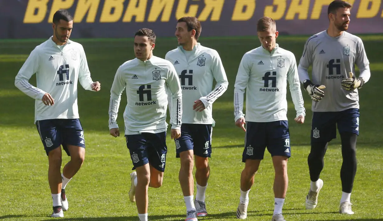 Pemain Spanyol melakukan pemanasan saat sesi latihan jelang laga UEFA Nations League di Stadion Olimpiyskiy, Senin (12/10/2020). Spanyol akan berhadapan dengan Ukraina. (AP/Efrem Lukatsky)