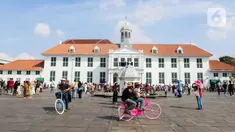 Warga memadati area halaman utama Museum Sejarah Jakarta di kawasan Kota Tua, Jakarta, Kamis (3/4/2025). (Liputan6.com/Herman Zakharia)