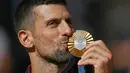 Usai kemenangan itu, Djokovic terlihat begitu emosional. Di usia 37 tahun 74 hari, Djokovic tercatat sebagai pemain tertua yang meraih medali emas. Sejak tenis kembali dipertandingkan di Olimpiade pada 1988. (AFP/Carl De Souza)