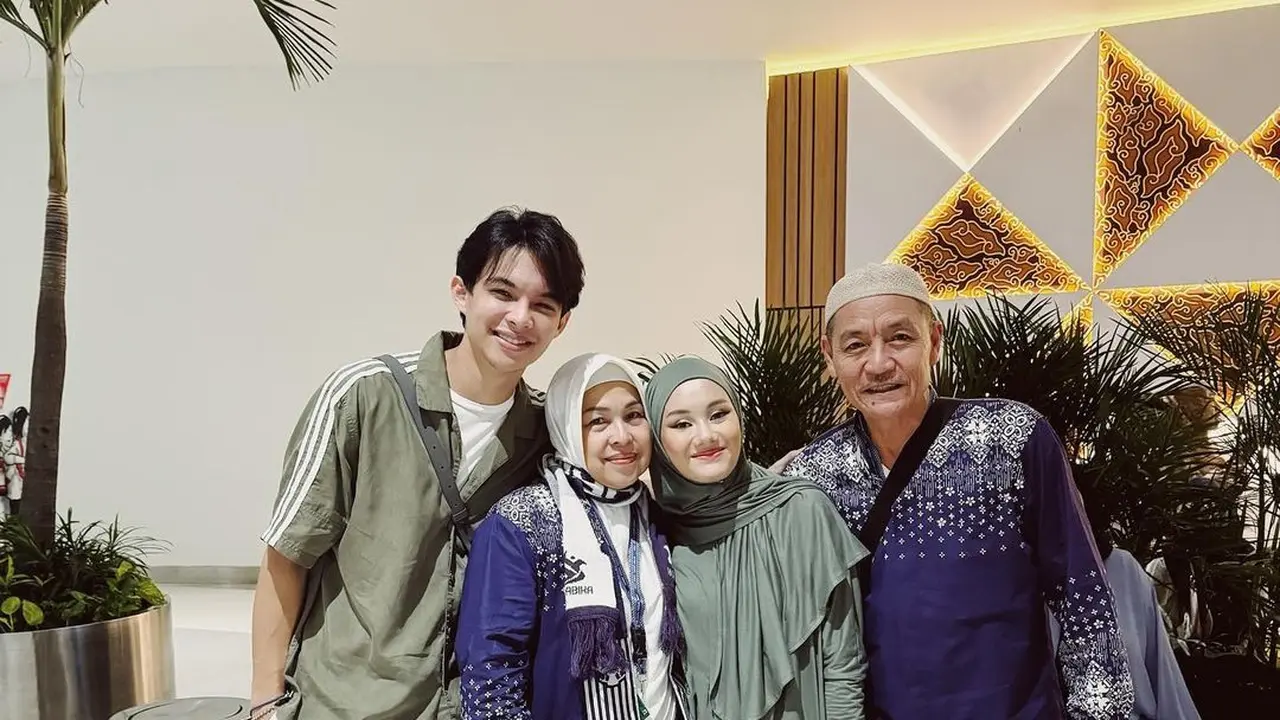 Potret Rey Mbayang dan Dinda Hauw antar orang tua pergi haji (Sumber: Instagram/@rey_mbayang)
