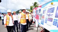 Presiden RI Joko Widodo (Jokowi) mengunjungi proyek pembangunan Tol Manado–Bitung (Mabit). (Dok Kementerian PUPR)