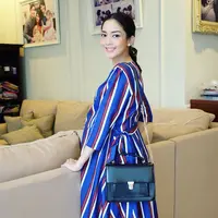 Kalau yang satu ini, Ririn mengenakan dress berwarna biru dengan motif garis-garisnya. Selain aura cantiknya terpancar, Ririn juga terlihat lebih segar pengaruh dari warna busananya. (Instagram/ririndwiariyanti)