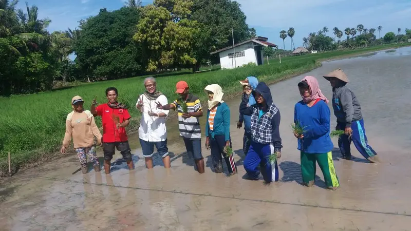 Cawagub Emi Nomleni melakukan kampanye perdana di Kabupaten Sabu Raijua, Senin (19/2/2018), di Sabu Raijua, NTT.