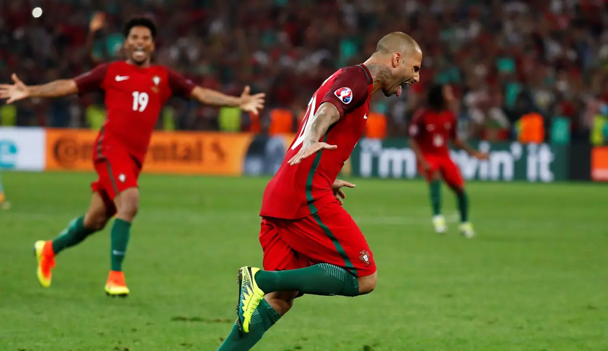 Ekspresi pemain Portugal, Ricardo Quaresma, setelah mencetak gol penentu kemenangan saat adu penalti melawan Polandia pada laga perempat final Piala Eropa 2016 di Stade Velodrome, Marseille, Jumat (1/7/2016) dini hari WIB. (Reuters/Kai Pfaffenbach)