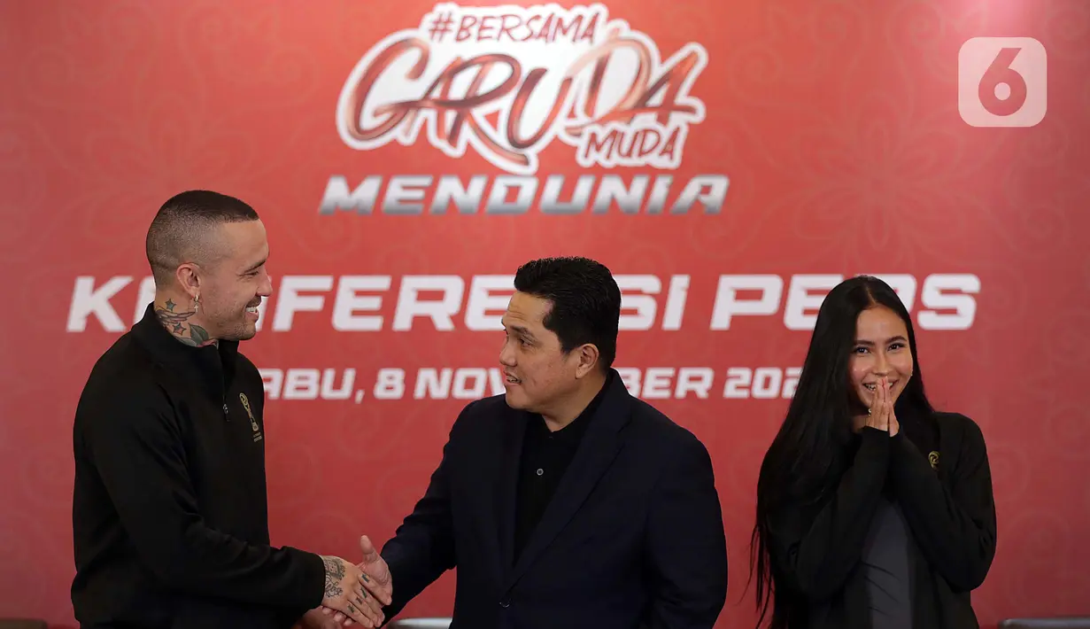 Ketua Umum PSSI, Erick Thohir (tengah) menyalami pesepakbola Belgia keturunan Indonesia, Radja Nainggolan (kiri) dan Sabreena Dressler saat menggelar pertemuan dengan pewarta di Jakarta, Rabu (8/11/2023). (Liputan6.com/Helmi Fithriansyah)
