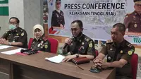 Kepala Kejati Riau (dua dari kiri) saat memberi keterangan pers terkait dugaan jaksa peras kepala sekolah di Indragiri Hulu. (Liputan6.com/M Syukur)