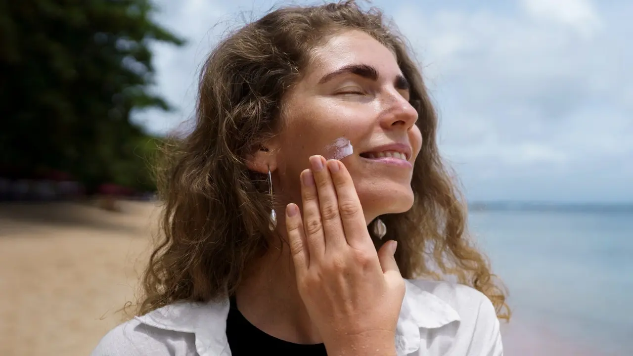 Pemakaian sunscreen yang tepat membantu melindungi kulit dari efek buruk sinar UV.