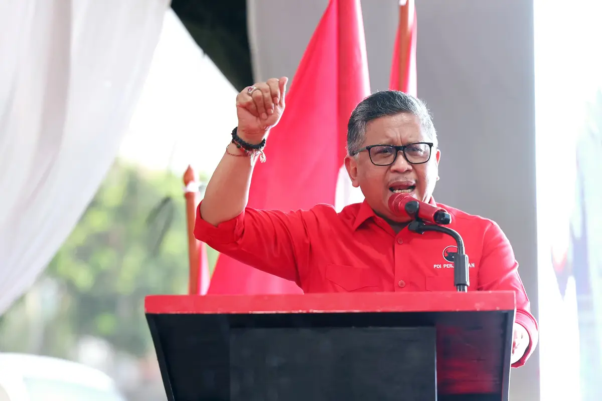 Sekretaris Jenderal (Sekjen) PDI Perjuangan (PDIP) Hasto Kristiyanto saat safari politik dan konsolidasi di kantor DPC PDIP Tangerang Selatan, Banten, Senin (11/12/2023).