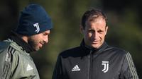 Bek Juventus, Andrea Barzagli dan pelatih Massimiliano Allegri. (MARCO BERTORELLO / AFP)