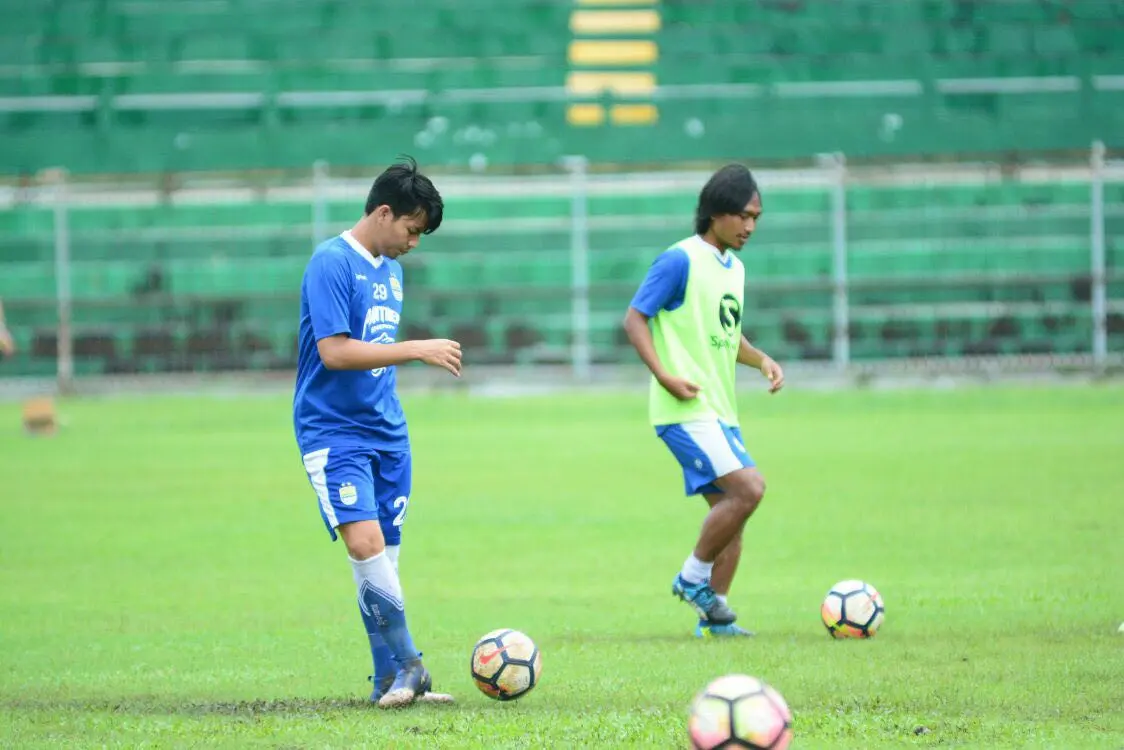 Persib Bandung saat berlatih di Stadion Gelora Bumi Kartini, Jepara. (Bola.com/Erwin Snaz)