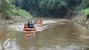 Wakil Gubernur (wagub) DKI Jakarta Djarot Saiful Hidayat menaiki perahu karet saat menyusuri kali Ciliwung menuju tempat perayaan hari ciliwung 2015 di Condet, Jakarta Timur, Rabu (11/11/2015). (Liputan6.com/Yoppy Renato)