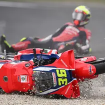 Pembalap MotoGP asal Spanyol dari tim Honda HRC Castrol, Joan Mir, mengalami kecelakaan saat menjalani balapan MotoGP Grand Prix Australia di Philip Island pada 19 Oktober 2025. (WILLIAM WEST / AFP)