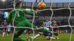 Pemain Manchester City, Omar Marmoush mencetak gol ke gawang Newcastle yang dijaga Martin Dubravka dalam laga lanjutan Liga Inggris 2024/2025 di Etihad Stadium, Manchester, Inggris, Sabtu (15/02/2025) waktu setempat. (AFP/Oli Scarff)