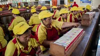 Aktivitas di pabrik sigaret kretek tangan (SKT) PT HM Sampoerna Tbk di Surabaya, Kamis (19/5). HMSP mendapat rekor MURI dengan kecelakaan kerja nihil selama 20 tahun (1996-2006). (AFP Photo/Juni Kriswanto)