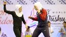 Dua atlet Wushu Iran saat berlatih sebelum tanding pada Kejuaraan Dunia Wushu di Istora, Senayan, Jakarta, Senin (16/11/2015). (Bola.com/Nicklas Hanoatubun)