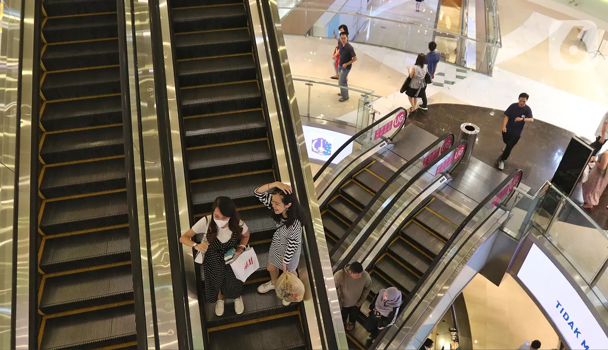 Pengunjung berada di salah satu pusat perbelanjaan Grand Indonesia, Jakarta, Minggu (15/3/2020). Ditengah maraknya wabah COVID-19, beberapa pusat perbelanjaan masih normal didatangi masyarakat untuk sekedar berbelanja atau menghabiskan waktu di akhir pekan. (Liputan6.com/Herman Zakharia)