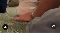 Natta Reza meletakkan sang putri di atas karpet hijau, sementara ia melakukan sujud syukur kepada Allah. (Foto: Instagram/@natta_reza)