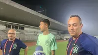 Pelatih Timnas Brasil U-17 Phelipe Leal didampingi pemain Vitor Reis (tengah) dan staf khusus Fabio Oliveira saat menjawab pertanyaan wartawan di Stadion Madya GBK, Jumat (10/11/2023) malam WIB. Phelipie Leal menilai Iran menjadi lawan terberat timnya di Grup C Piala Dunia U-17 2023. (Liputan6.com/Melinda Indrasari)