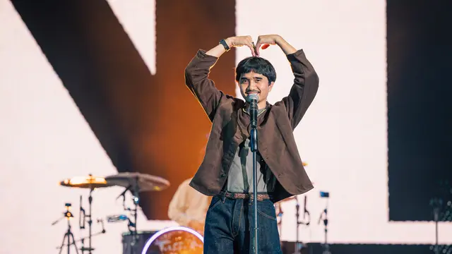Sheila On 7 dalam konser penutup tur Tunggu Aku Di