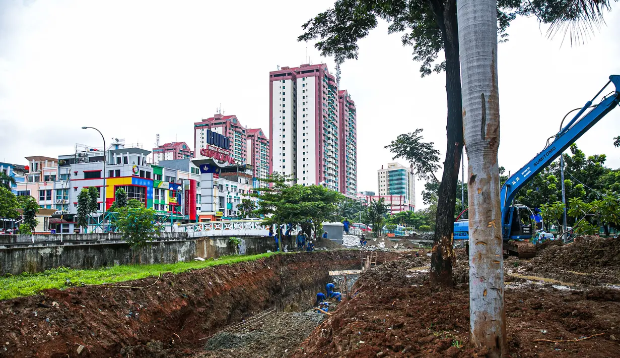 Aktivitas pembuatan embung di Jalan Letjend Suprapto, Sumur Batu, Kemayoran, Jakarta Pusat, Selasa (2/3/2021). Sebanyak 17 personel Sudin SDA Jakpus dan satu alat berat dikerahkan menyelesaikan pengerjaan embung yang digunakan untuk menampung air agar tidak banjir. (Liputan6.com/Faizal Fanani)
