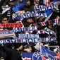 Aksi fans PSG saat mendukung timnya melawan Dijon pada laga Ligue 1 di Parc des Princes stadium, Paris, (17/1/2018). PSG menang telak 8-0. (AFP/Christophe Simon)